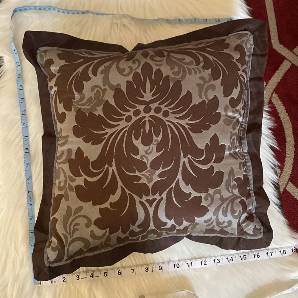 4 Elegant Decorative Pillow Set in Gray/silver and Brown